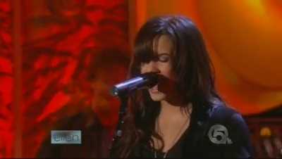  Demi performing on The Ellen DeGeneres mostrar