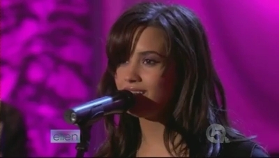  Demi performing on The Ellen DeGeneres Zeigen