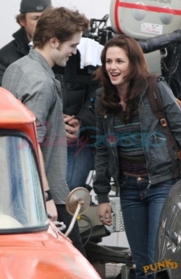  Kristen and Robert behind the scenes of New Moon