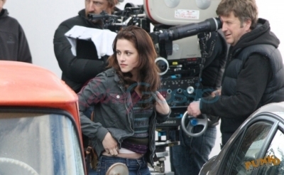  Kristen behind the scenes of New Moon
