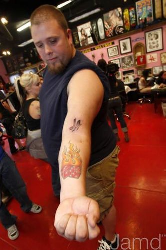  LA Ink's Kat Von D Attempts A 24 時 ギネス World Tattoo Record