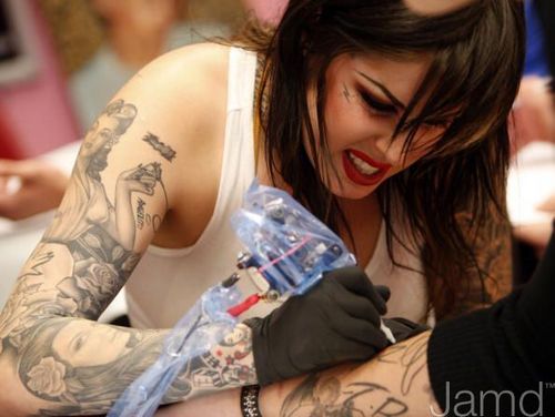  LA Ink's Kat Von D Attempts A 24 घंटा गिनीज, गिनिनेस World Tattoo Record