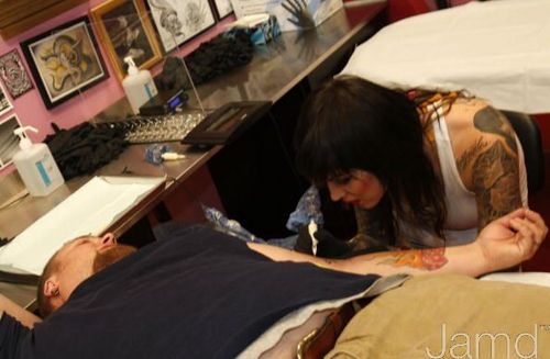  LA Ink's Kat Von D Attempts A 24 uur guinness World Tattoo Record