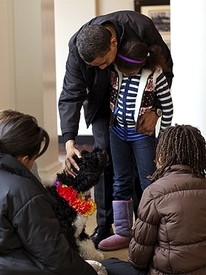  Obamy family with their dog Bo