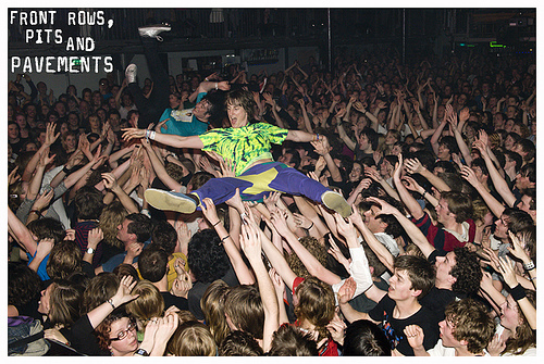  The Wombats Crowd Surfing!