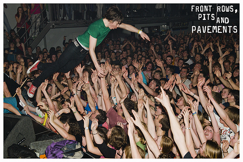  The Wombats Crowd Surfing!