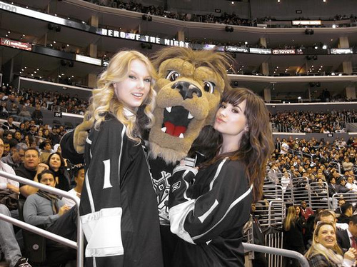  Demi Lovato,Taylor Swift,and A LION!