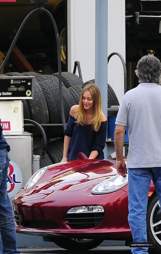  Leighton on set of "The roomate"