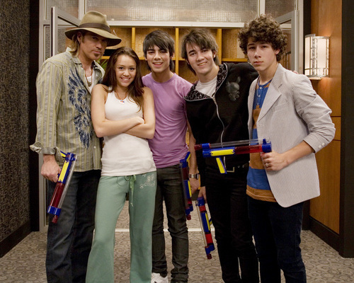  The jonas brothers,miley and her dad!