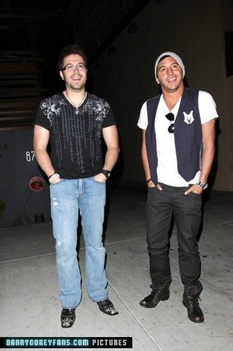  Danny *lol is it just me ou is this his favori shirt?!*