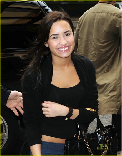  Demi Lovato in sweats