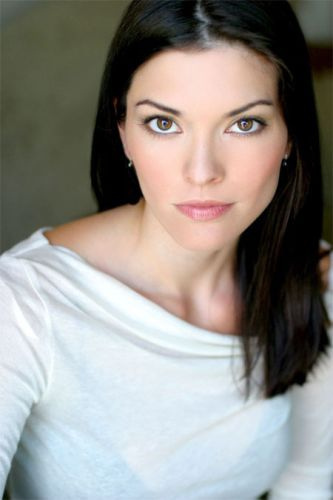  Maria's sister, Rosa played par Alana de la Garza