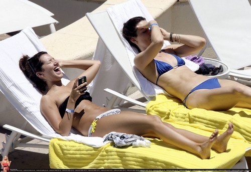  Ashley relaxes poolside at her Miami hotel with फ्रेंड्स - May 11