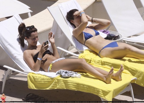  Ashley relaxes poolside at her Miami hotel with دوستوں - May 11