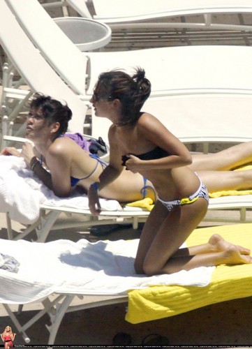  Ashley relaxes poolside at her Miami hotel with vrienden - May 11