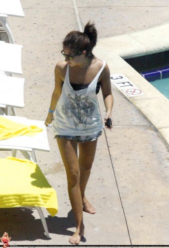  Ashley relaxes poolside at her Miami hotel with বন্ধু - May 11