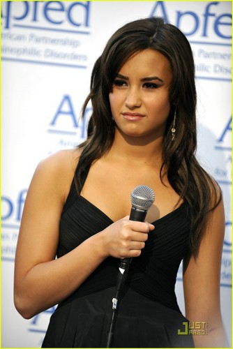  Demi Lovato received the 2010 Honorary Ambassador of Education Award.