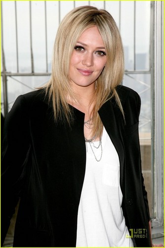  Hilary Duff flips the switch at the lighting ceremony at the Empire State Building