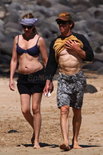  Julia and Danny walking on the pantai in Hawaii - May 12, 2009
