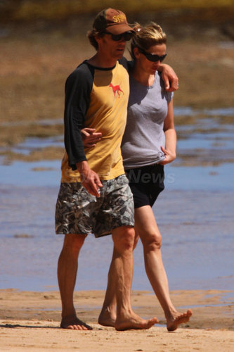  Julia and Danny walking on the ビーチ in Hawaii - May 12, 2009