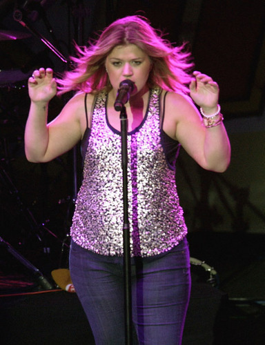  Kelly Clarkson is Fat