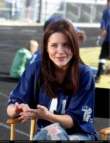  Sophia ブッシュ at 2nd Annual "One 木, ツリー Hill" Charity Football Game