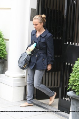  Hayden Leaves her Hotel in 런던