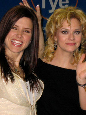  One árbol colina cast at the FYE - DVD Signing