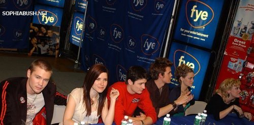  One boom heuvel cast at the FYE - DVD Signing