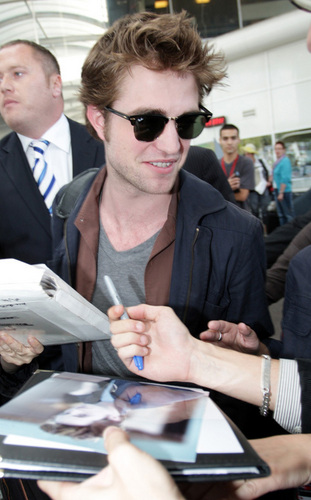  Robert Pattinson arriving in Nice - May 18
