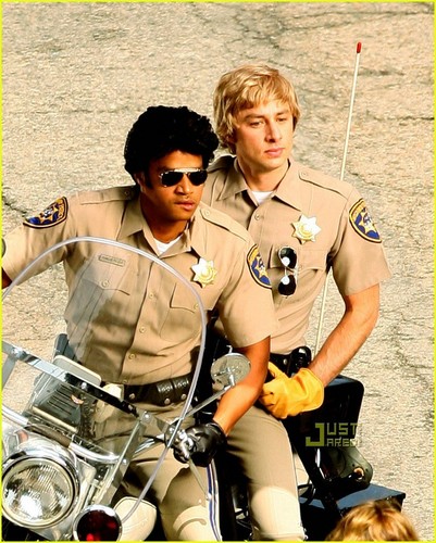  सक्रब्स cast: Donald and Zach spoof "CHiPs", May 16th 09