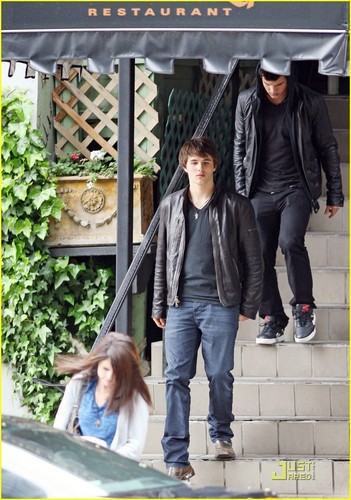  selena, Taylor, and Hutch Dano go to lunch