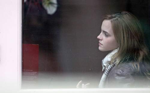  Emma Watson & Kaya Scodelario at Gourmet Burger باورچی خانے, باورچی خانہ in Hampstead May 18