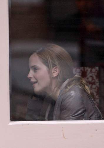  Emma Watson & Kaya Scodelario at Gourmet Burger रसोई, रसोईघर in Hampstead May 18