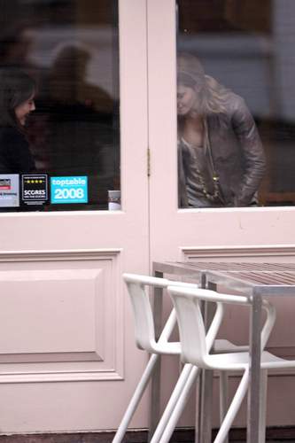  Emma Watson & Kaya Scodelario at Gourmet Burger 부엌, 주방 in Hampstead May 18