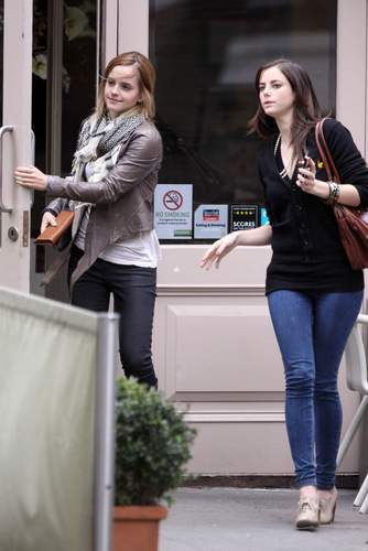  Emma Watson & Kaya Scodelario at Gourmet Burger 厨房 in Hampstead May 18