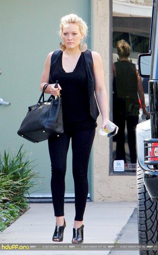  Hilary leaving a dentist office with swollen lips