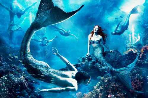  Julianne Moore and Michael Phelps as Meerjungfrauen