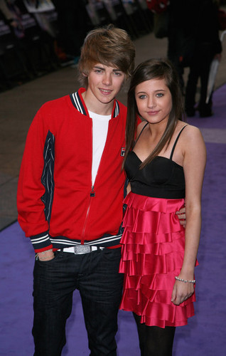  Madeline Duggan and Thomas Law arrive for the UK film premiere of the Jonas Brothers The 3D buổi hòa nhạc