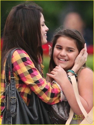 Selena Gomez & Makena Lautner Make Nice
