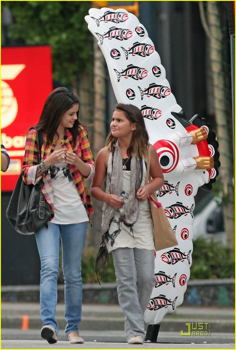 Selena Gomez & Makena Lautner Make Nice 