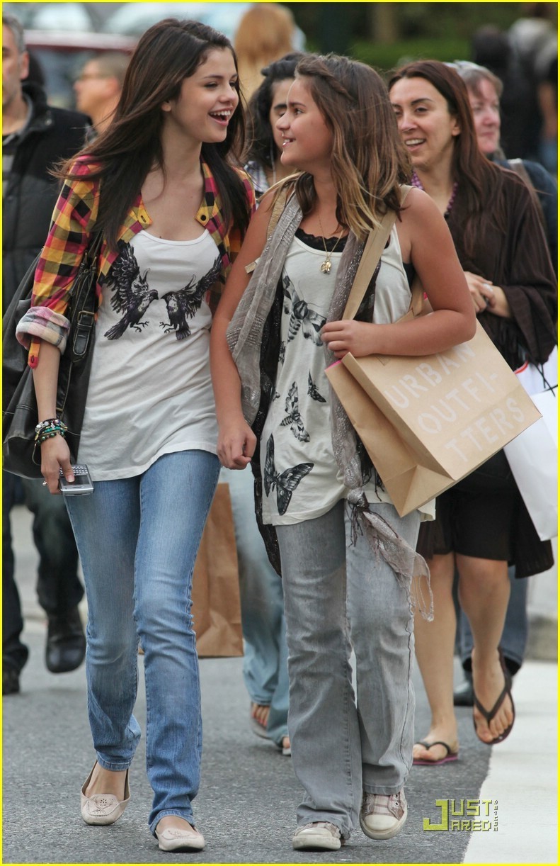 Selena Gomez & Makena Lautner Make Nice 