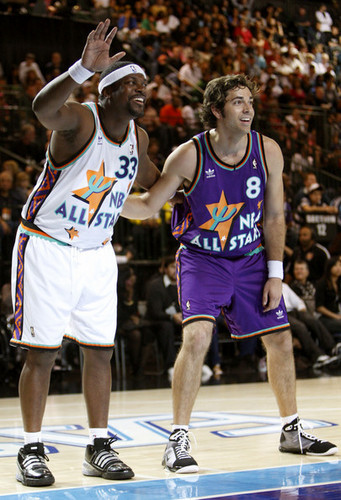  Zachary Levi Playing in the 2009 McDonald's All-Star Celebrity basketball, basket-ball Game