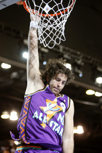  Zachary Levi Playing in the 2009 McDonald's All-Star Celebrity basketbol Game