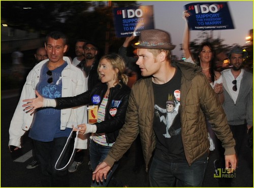  Drew Barrymore Attends Gay Marriage Rally