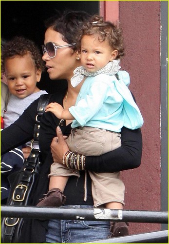  Halle, Gabriel, and Nahla out and about