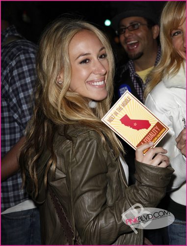  Haylie Duff and Debbie Gibson at the No on 支持 8 Protest