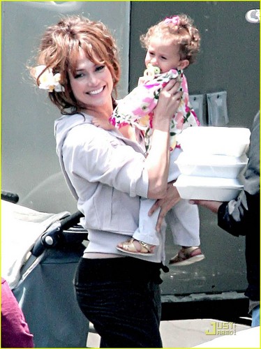 Jennifer and her daughter Emme