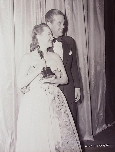  Olivia de Havilland & रे Milland at the Academy Awards