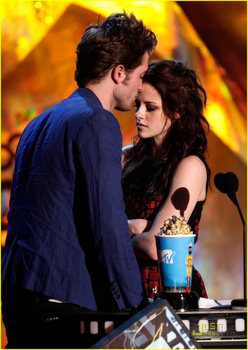  Robert Pattinson at the 엠티비 movie awards